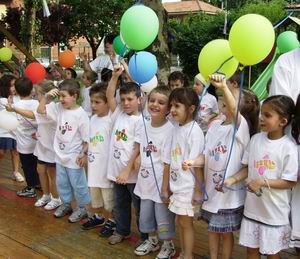 Bambini che giocano con i palloncini