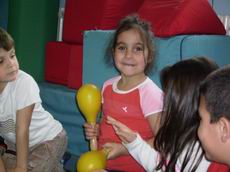 Bambina con maracas