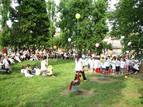 I palloncini vengono lasciati volare nel cielo