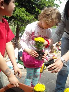 Bambina che toglie il fiore dal vaso