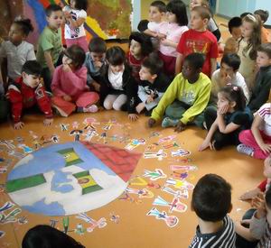 Il mondo realizzato dai bambini all'ingresso della scuola