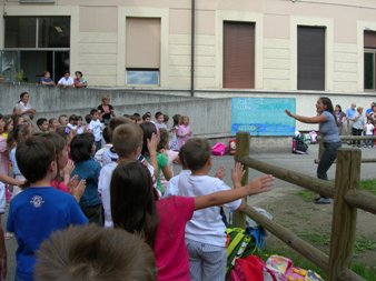 Momento del canto finale in cortile