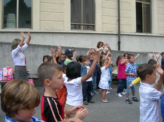 Momento del canto finale in cortile