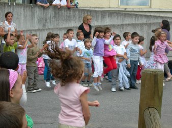 Momento del canto finale in cortile