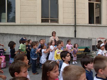 Momento del canto finale in cortile