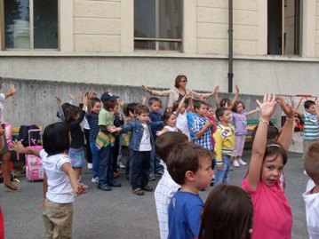 Momento del canto finale in cortile