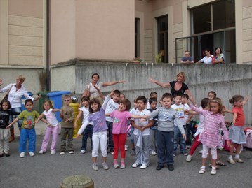 Momento del canto finale in cortile